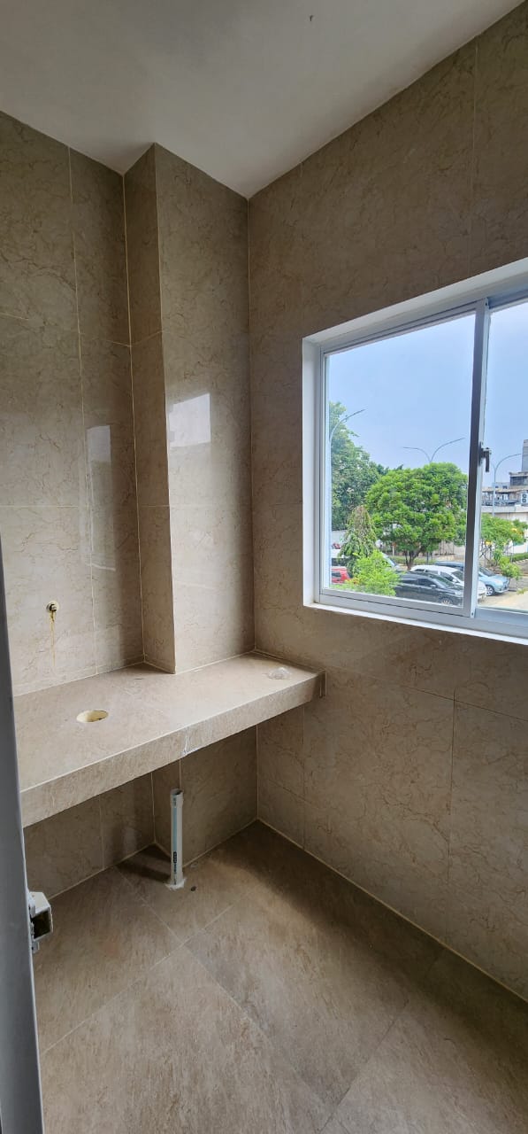    Dijual/Disewa Ruko Kebon Jeruk, Luas 4,3x25 Meter, Kode :21195 Ha Gallery