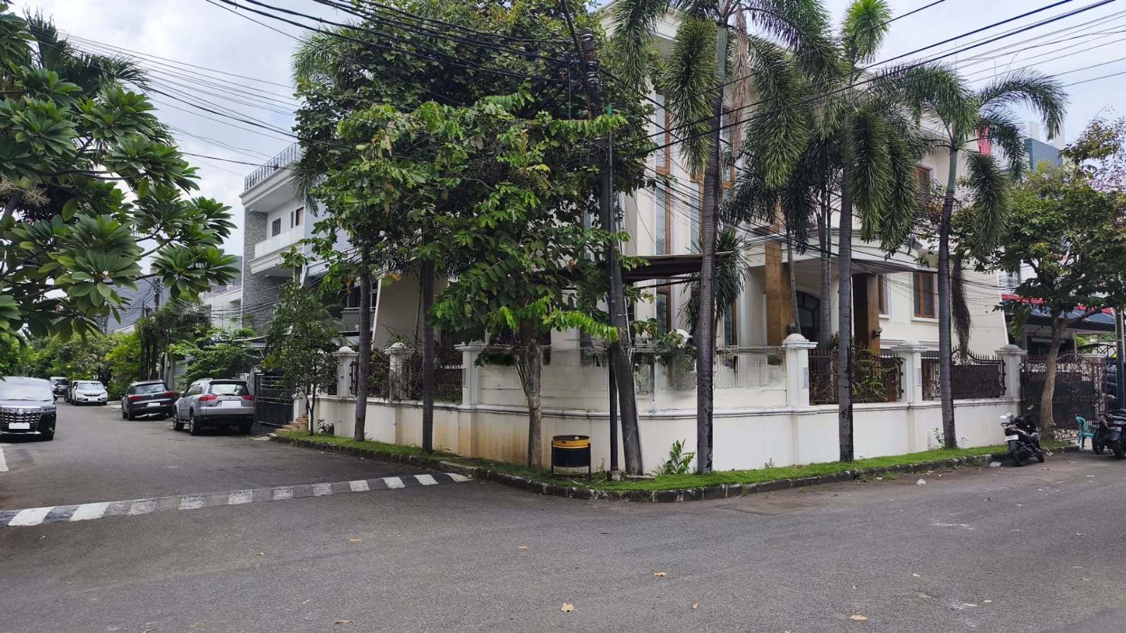   Dijual/Disewa Rumah Kelapa Gading, Hook, Luas 329 Meter, Kode :21372 Dj Gallery